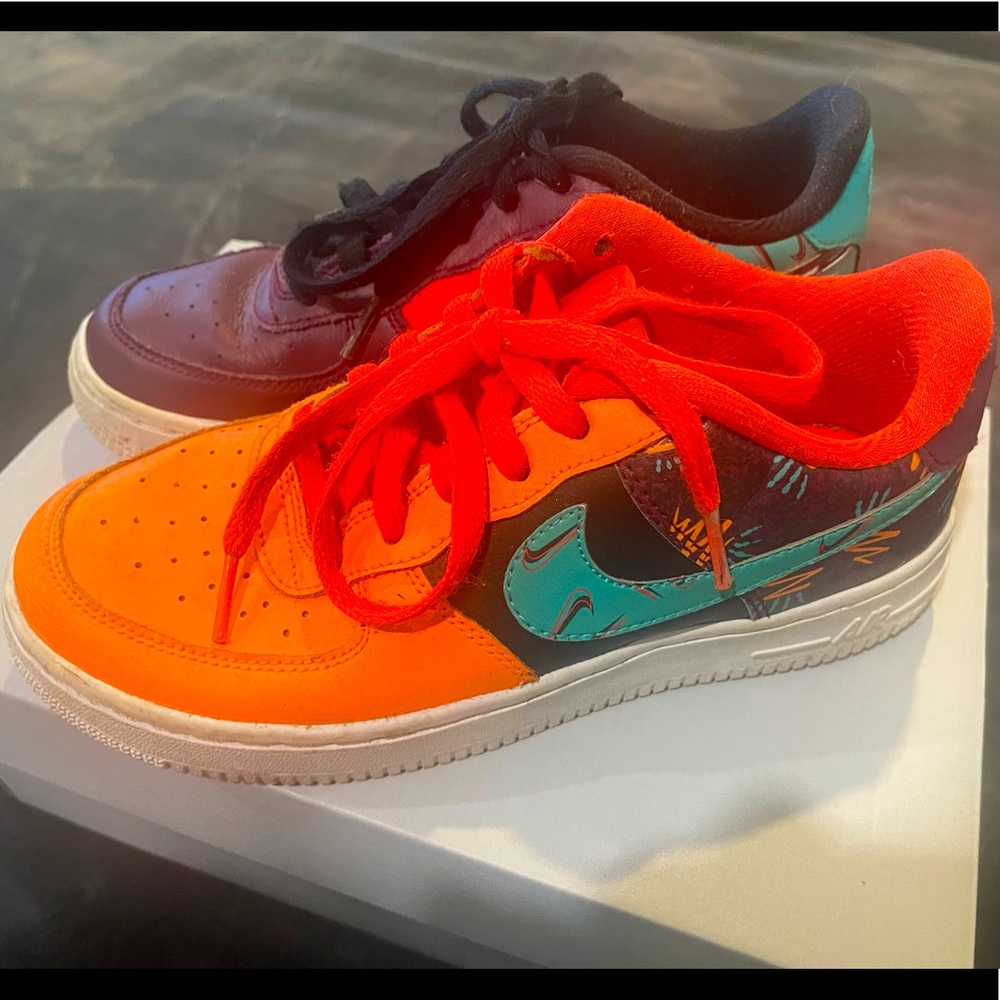The Nike Air Force 1 LV8. Boys size 5. Lightly worn. Excellent condition.